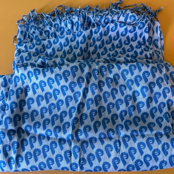 Philadelphia Phillies Baseball Blue Logo Women’s Fashion Scarf - Picture 2 of 3